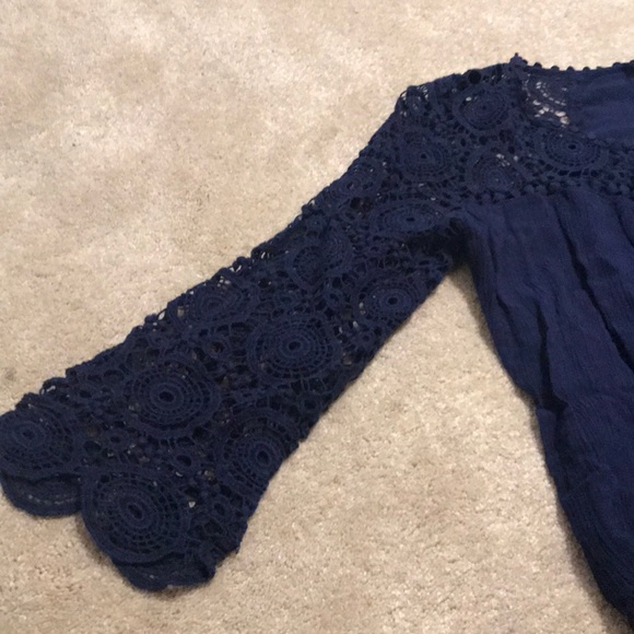 Xhilaration Guaze and Lace Top - Picture 2 of 4